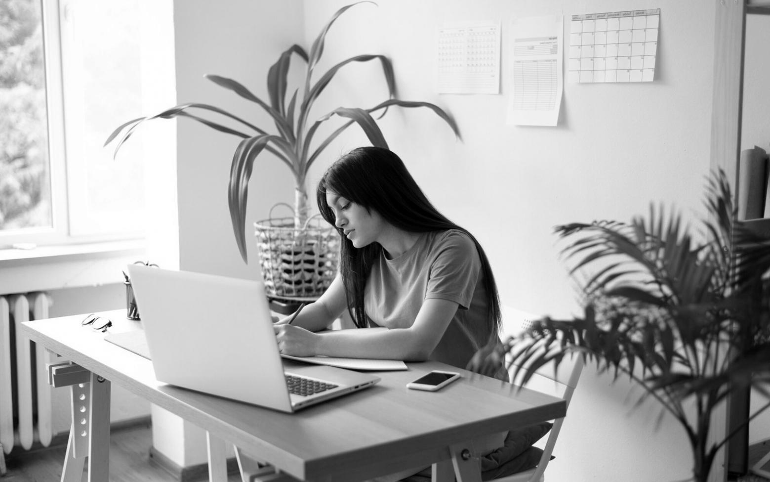 Finanzanalyse Arbeitsumgebung mit Dokumenten und Charts