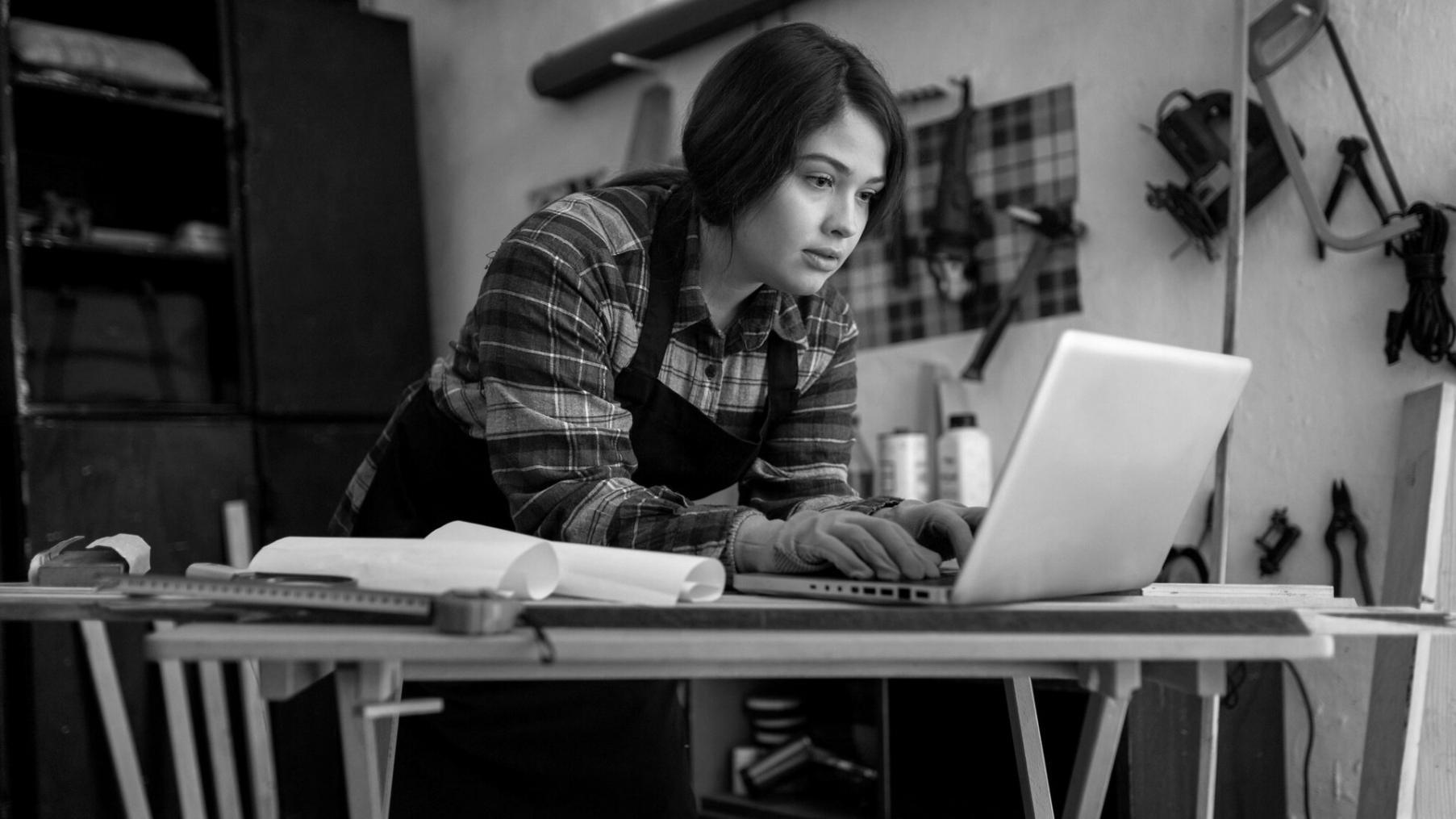 Finanzanalyst bei der Arbeit mit mehreren Monitoren