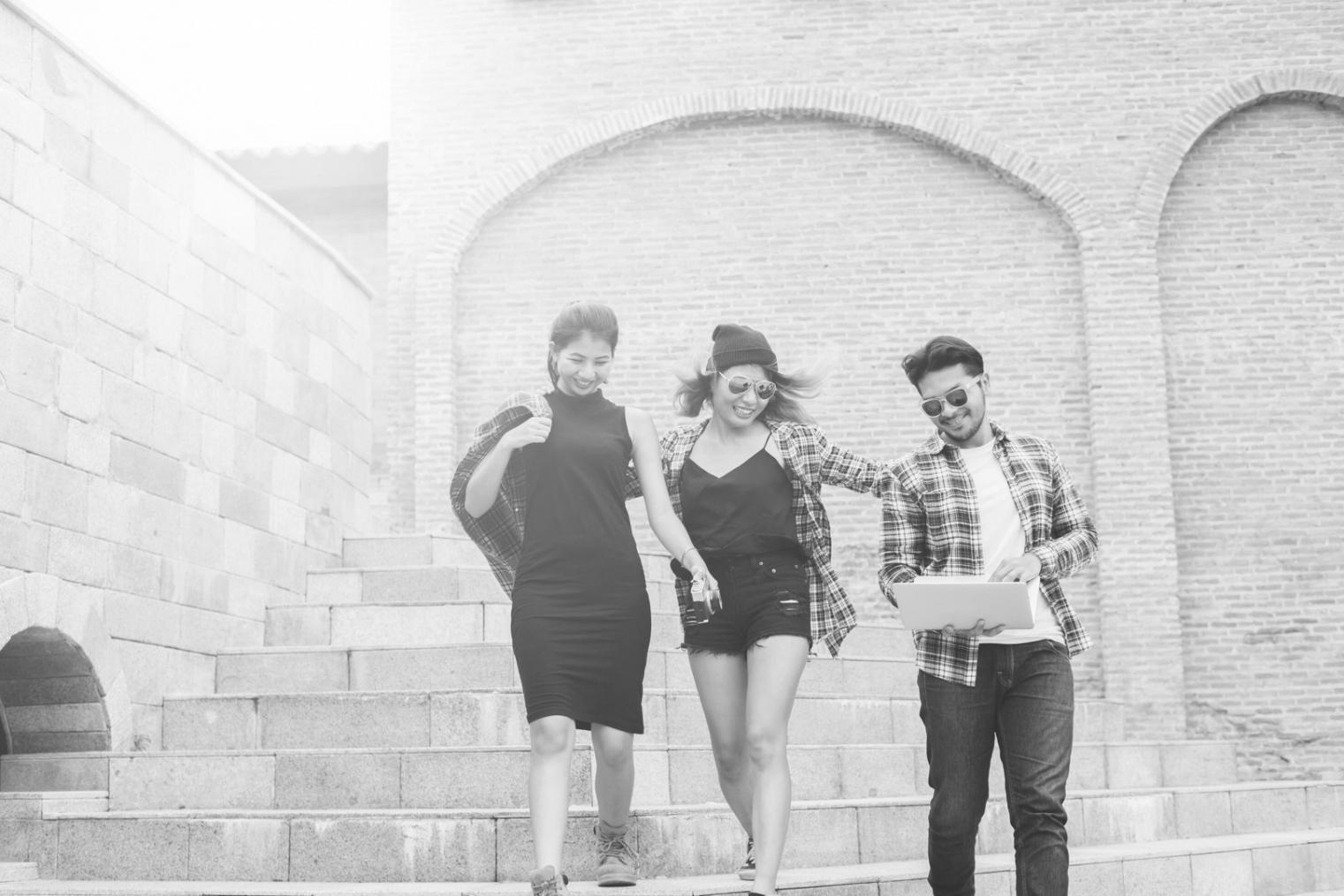 Arbeitsplatz mit Finanzanalyse-Unterlagen und modernen Arbeitsmaterialien